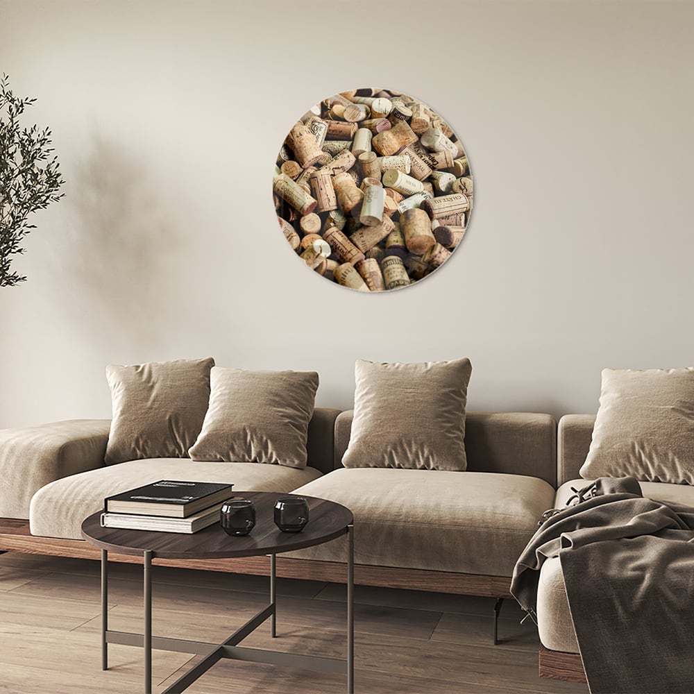 Glazen schilderij met een stapel wijnkurken op een muur.