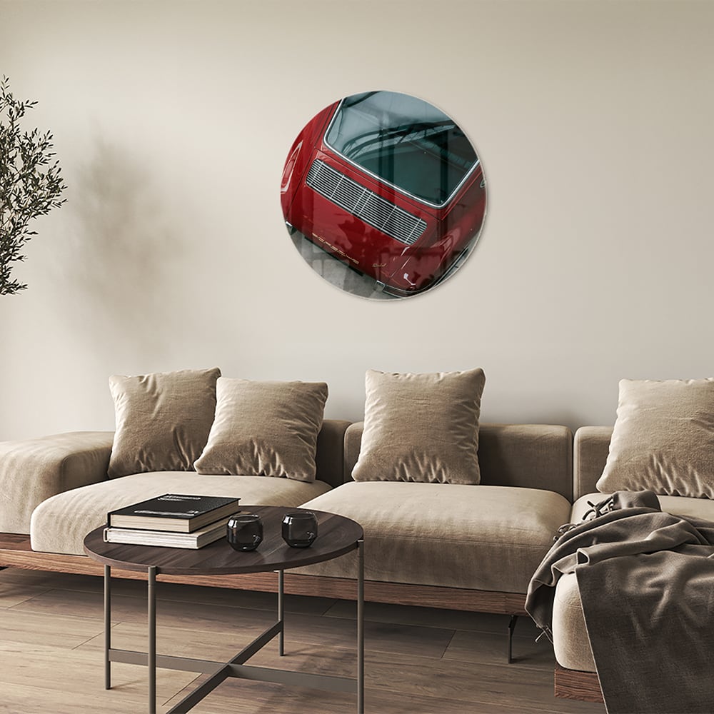 Glazen schilderij van een bovenaf gezien rode auto op een muur.