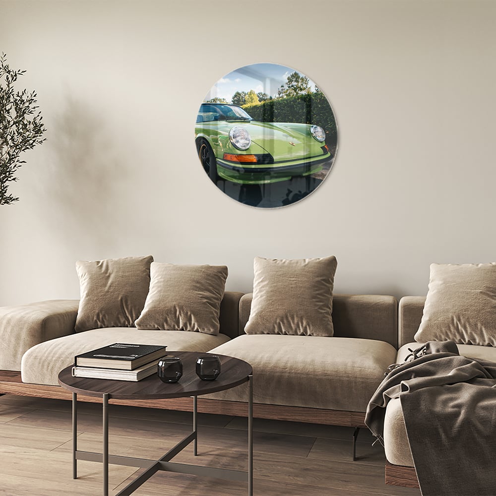 Glas schilderij van een groene Porsche aan de muur in een stijlvol interieur