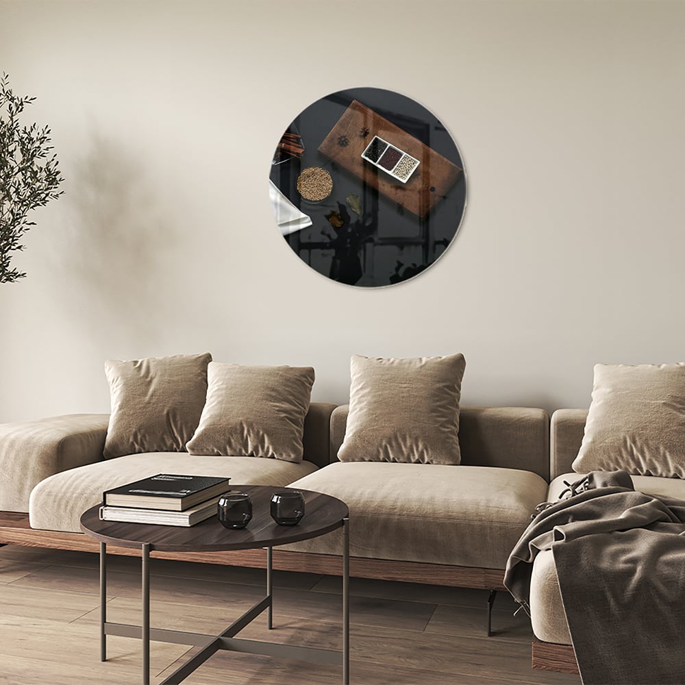 Glazen schilderij met een houten plank, koffie en notities op een tafel