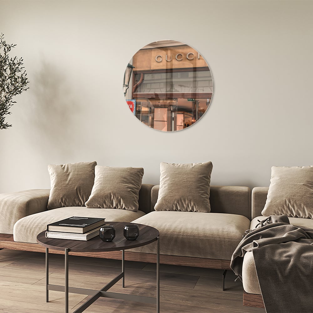 Glazen schilderij met Gucci etalage en vintage lantaarn, perfect voor wanddecoratie.