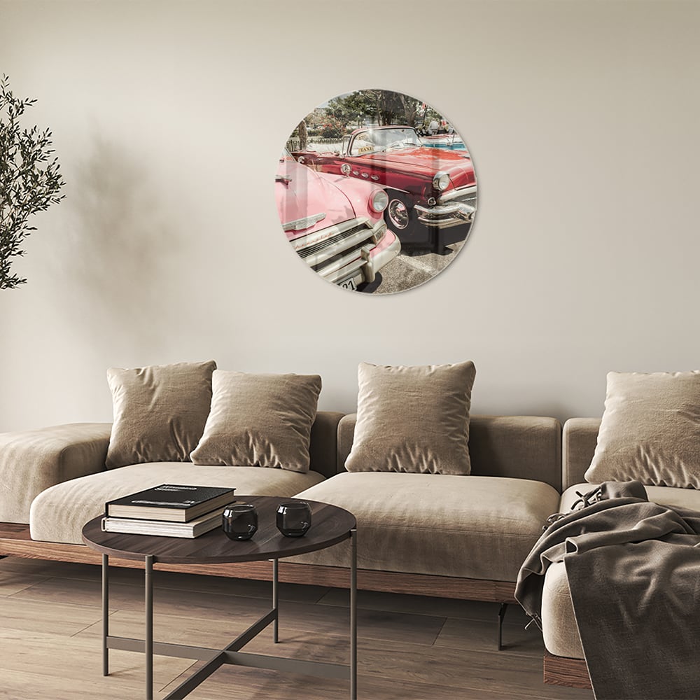 Glazen schilderij met retro auto's in roze, rood en blauw, perfect voor moderne interieurs.