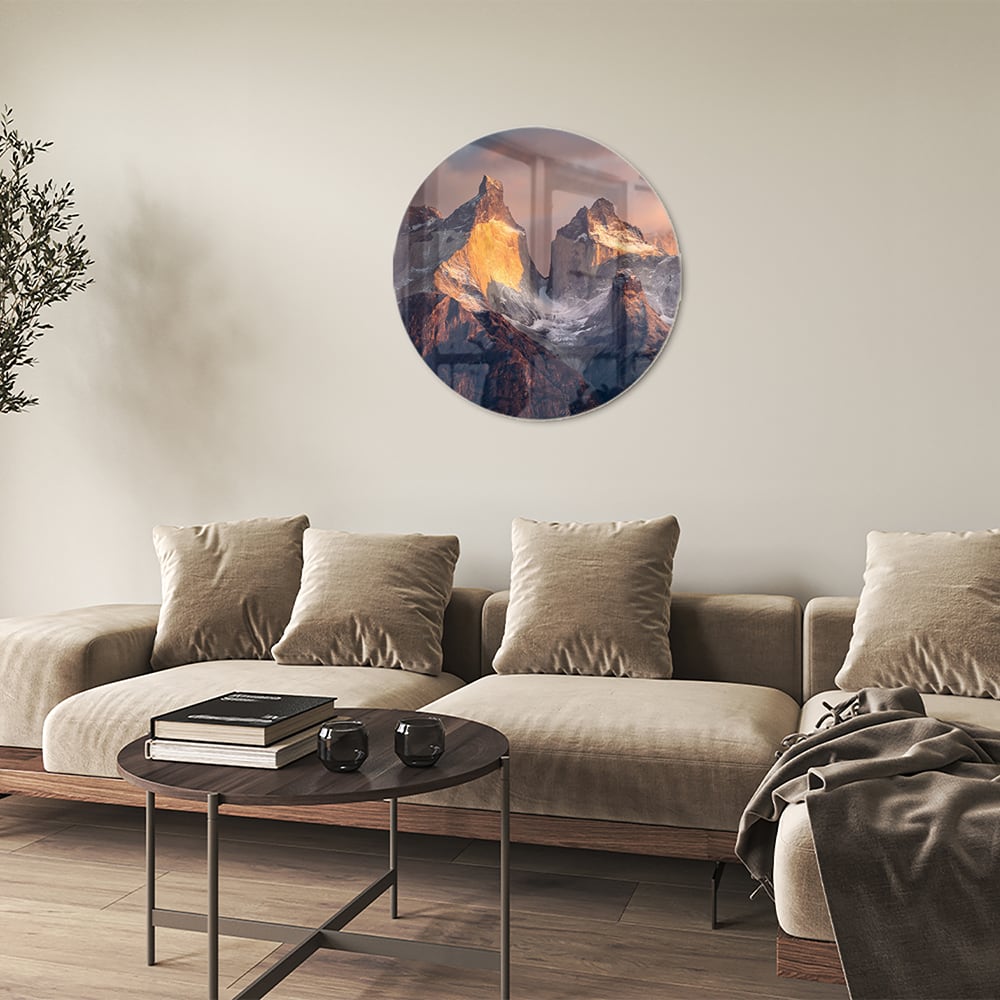 Glazen schilderij met berglandschap aan de muur in een moderne woonkamer