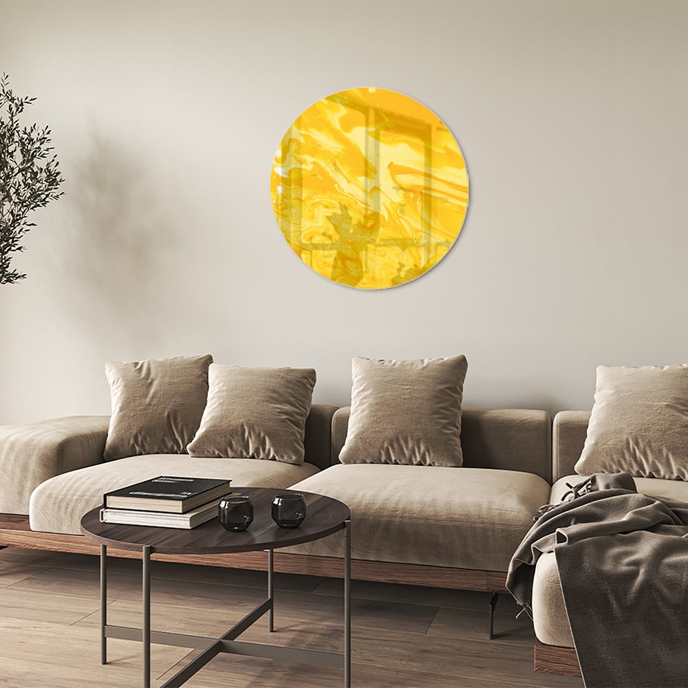 Abstract geel glazen schilderij aan de muur in een moderne woonkamer.
