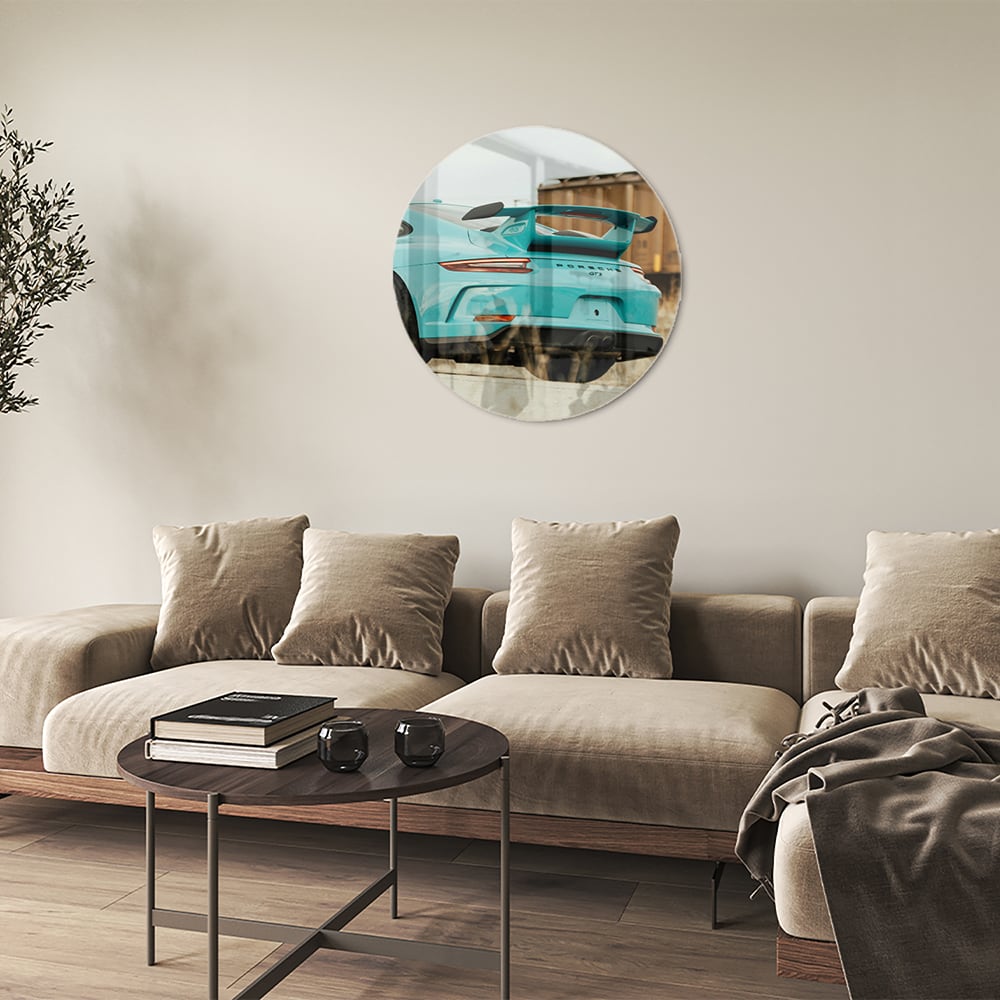 Glazen schilderij van een turquoise sportauto aan de muur in een moderne woonkamer