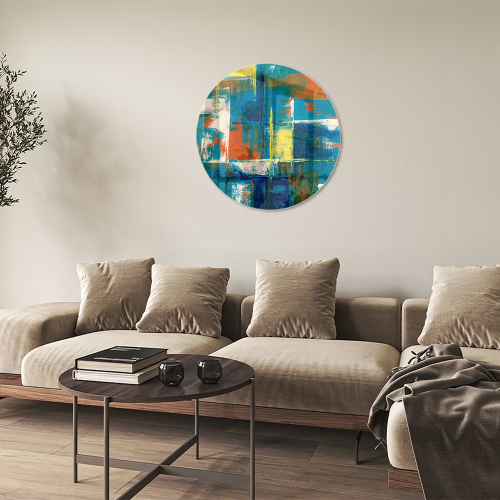 Kleurrijk abstract glazen schilderij in turquoise en oranje, genstalleerd in een moderne woonkamer.