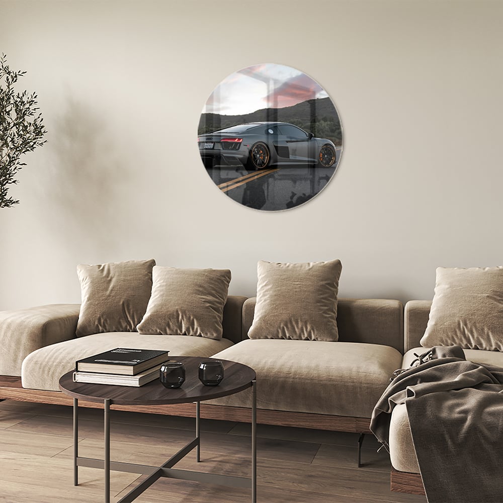 Glazen schilderij van een sportwagen afgebeeld in de natuur met bergen op de achtergrond.