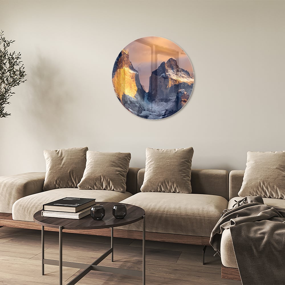 Een glazen schilderij van majestueuze bergen met gouden ochtendlicht