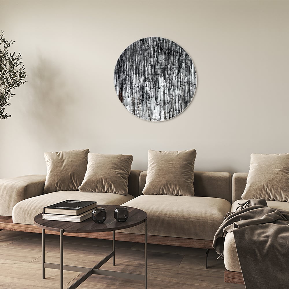 Minimalistisch glazen schilderij met een boslandschap, perfect voor moderne interieurs.