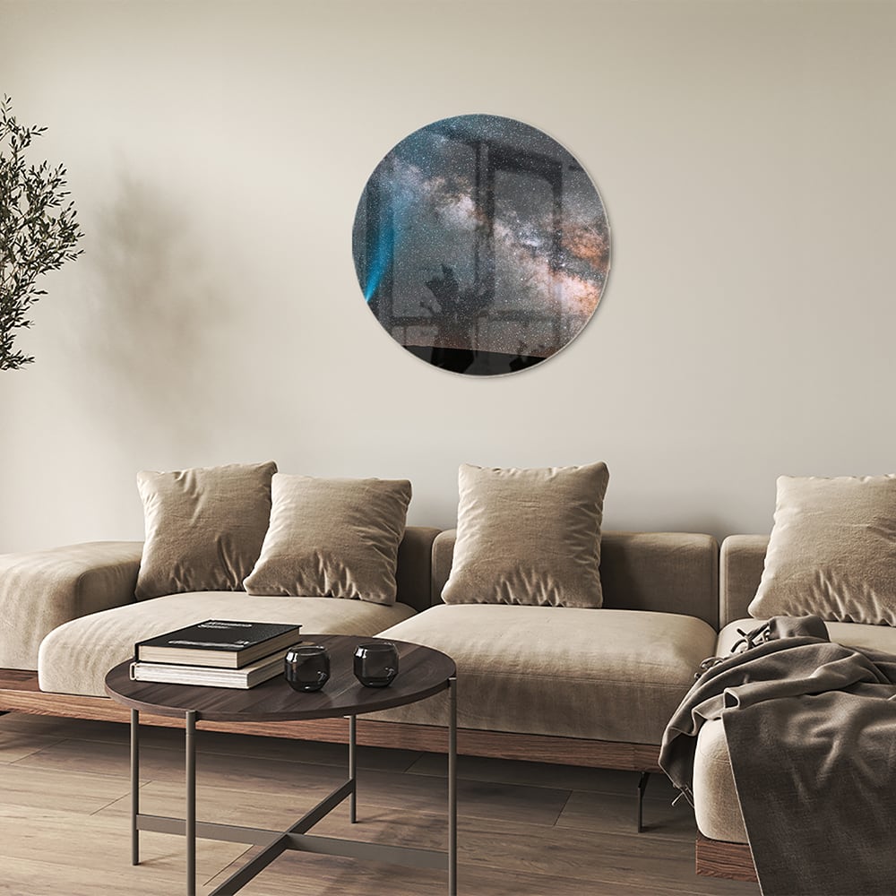 Glazen schilderij van een sterrenhemel met een lichtstraal.