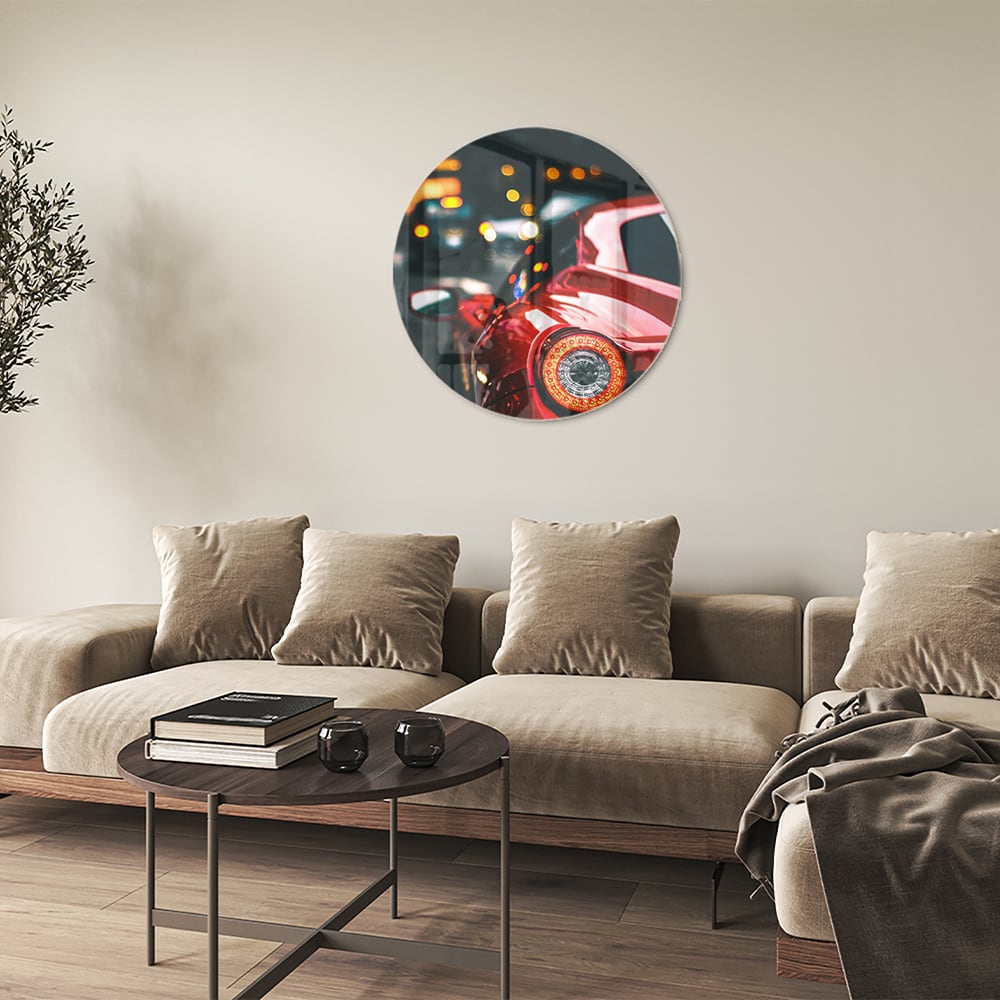 Glazen schilderij van een rode auto in een stedelijke omgeving