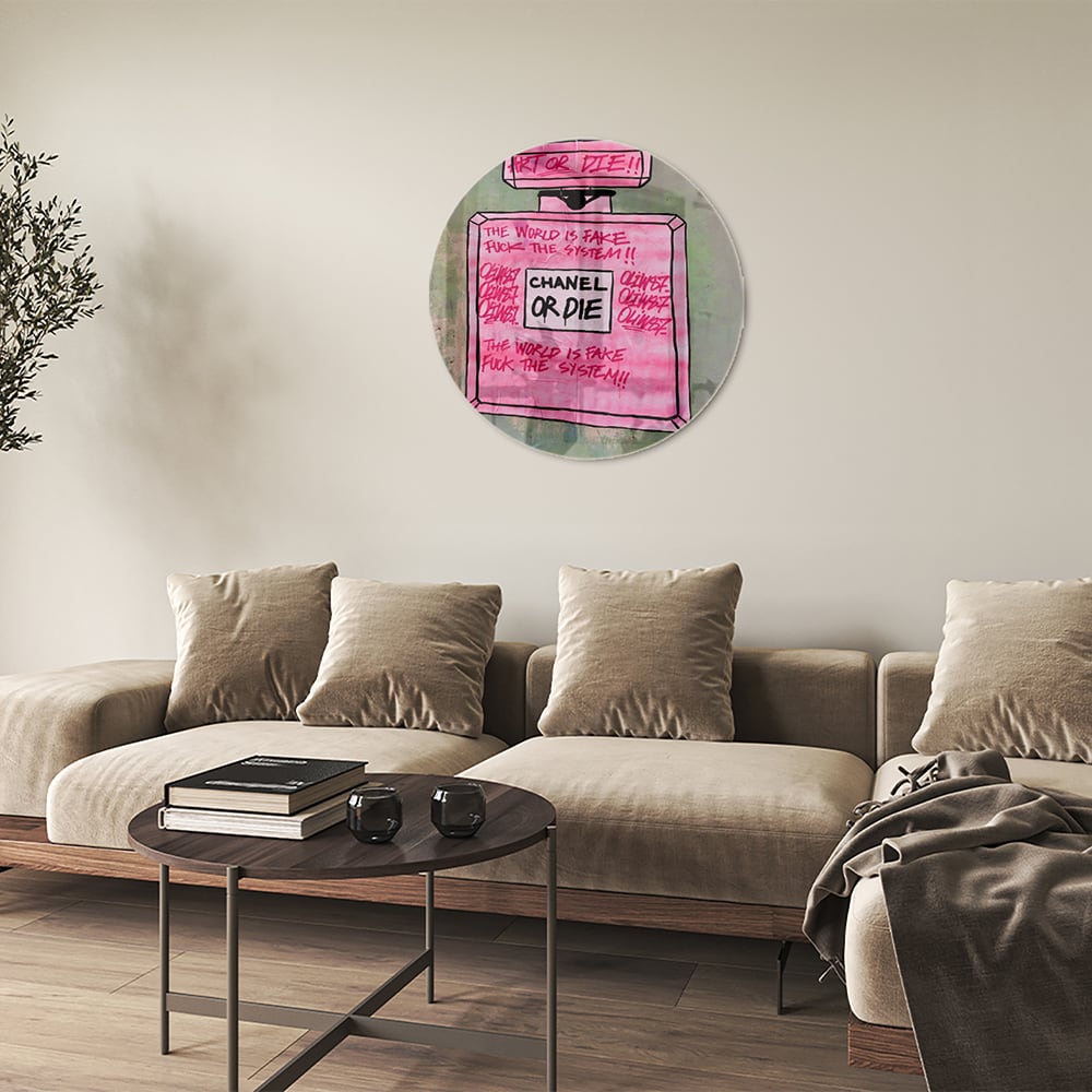 Glazen schilderij met de tekst 'Chanel or Die' in felle kleuren aan de muur.
