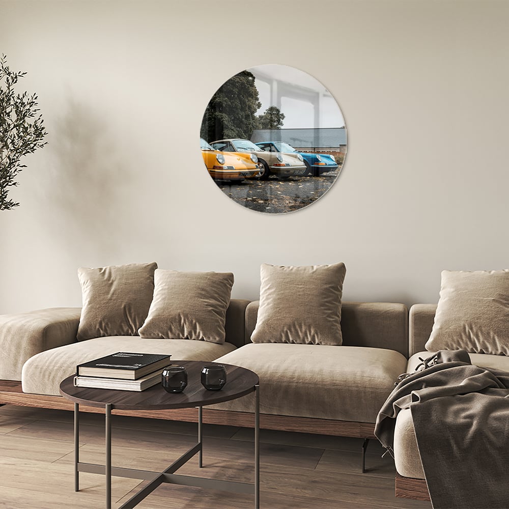 Glazen schilderij van een gele auto in een moderne woonkamer