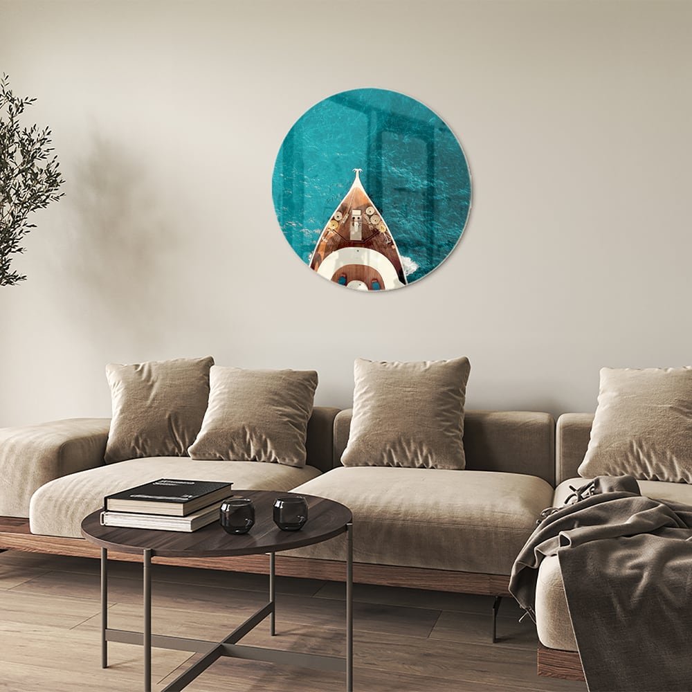 Glazen schilderij van een boot die boven helder turquoise water ligt.