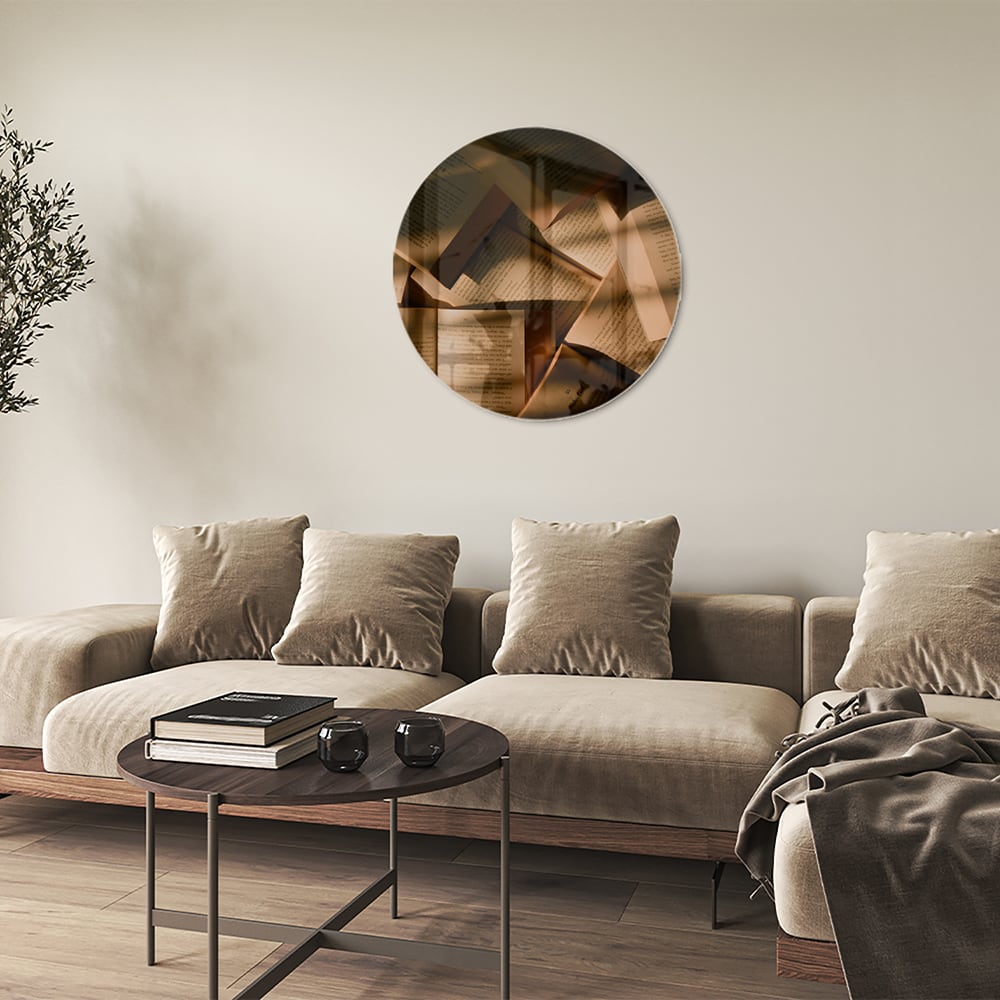 Glazen schilderij met abstracte vormen in moderne woonkamer