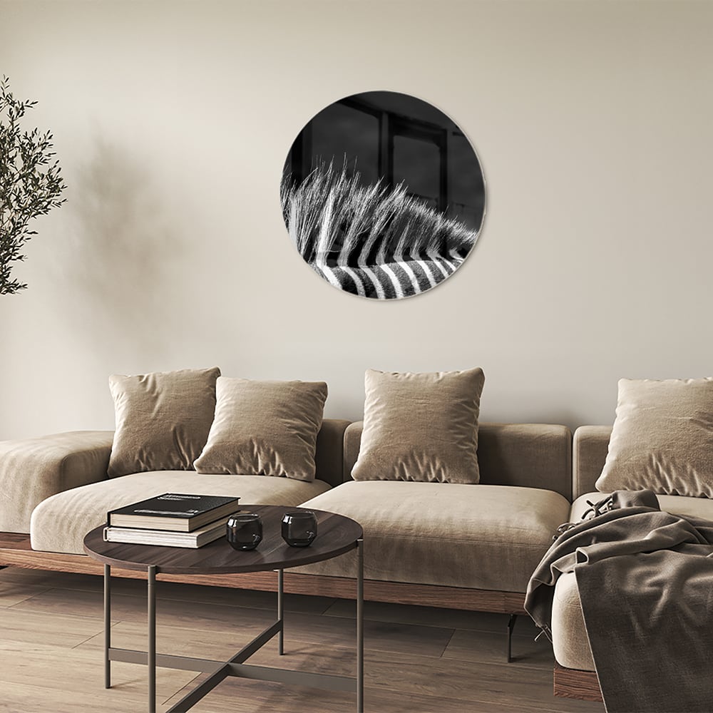 Een modern zwart-wit glazen schilderij met naadloze lijnen aan de muur.