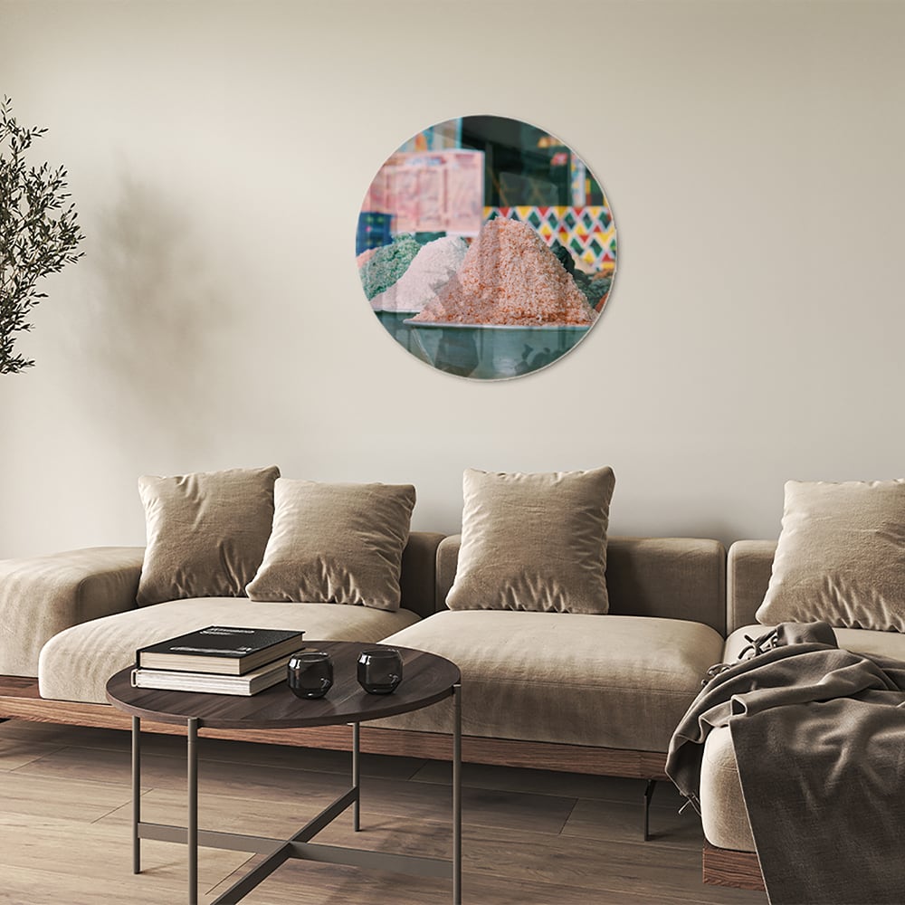 Kleurrijk glazen schilderij met verschillende specerijen in schalen