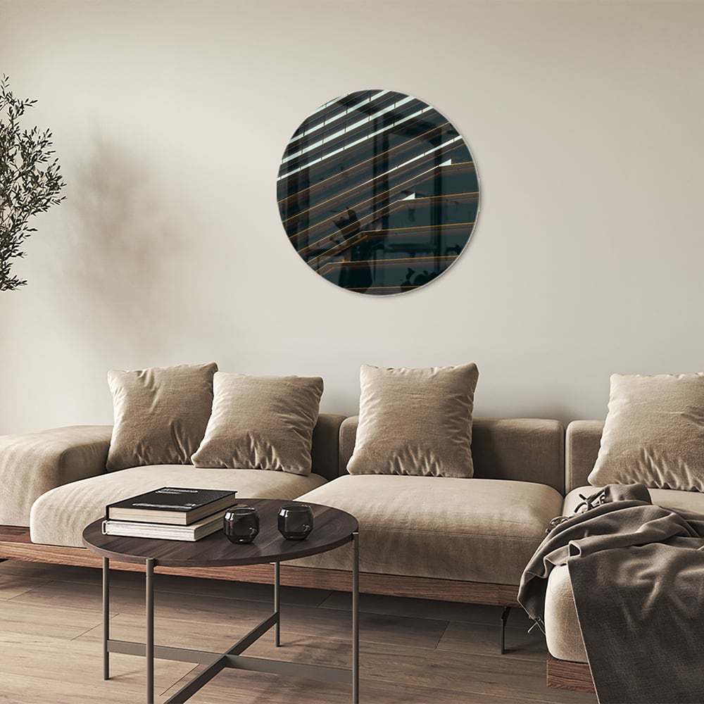 Stijlvol glazen schilderij met zwarte lijnen aan de muur in een moderne woonkamer.