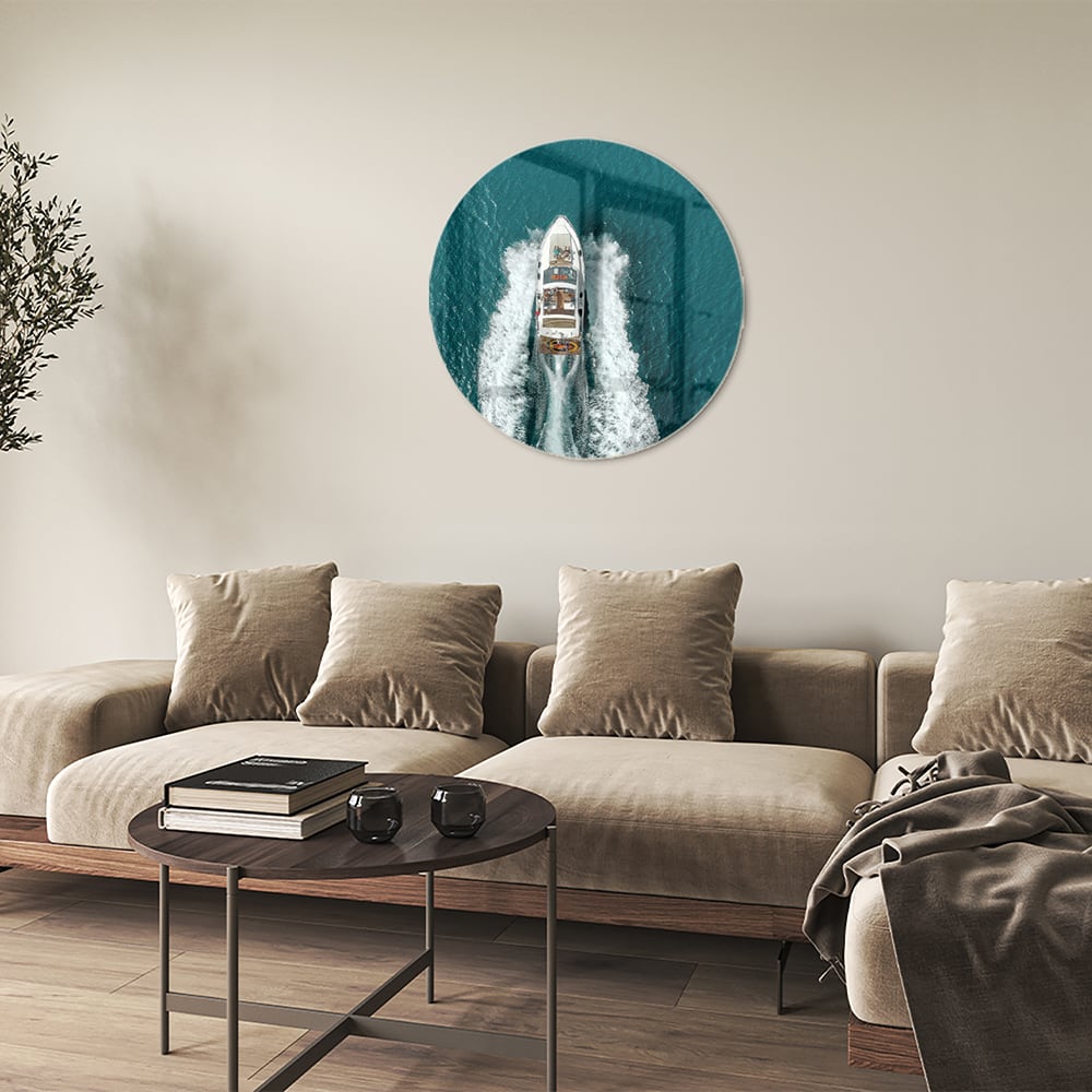 Glazen schilderij van een boot die door turquoise water vaart.