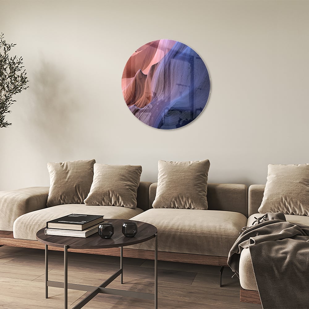 Abstract glazen schilderij met warme kleuren aan de muur