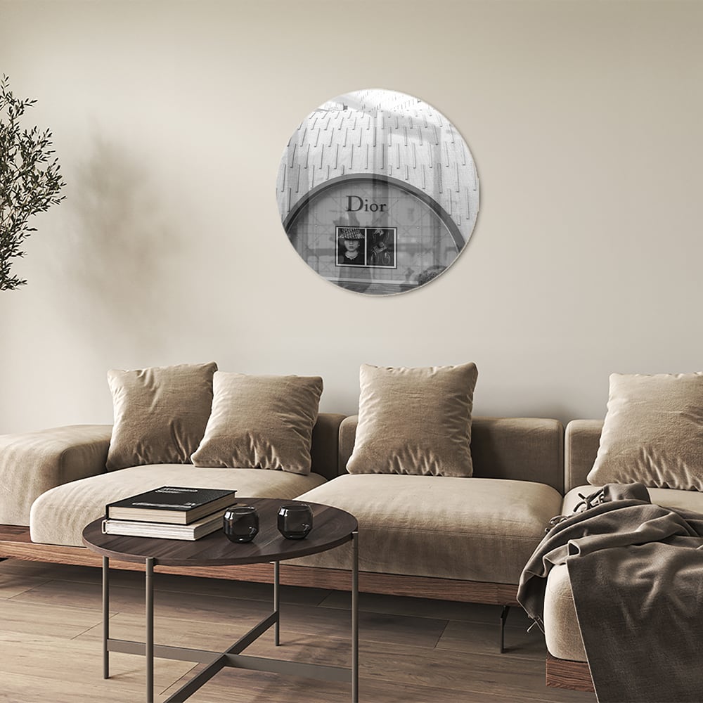 Glazen schilderij van de Dior etalage in zwart-wit, perfect voor interieurdecoratie
