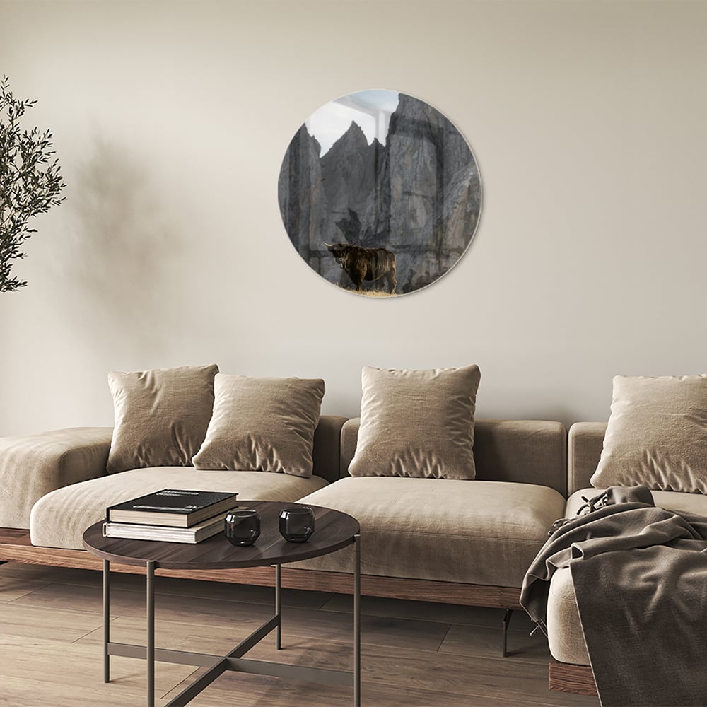 Glas schilderij van bergen met een koe in een groene wei.