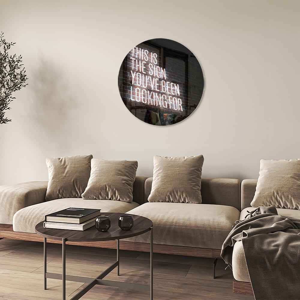 Glazen schilderij met inspirerende tekst in een modern interieur.