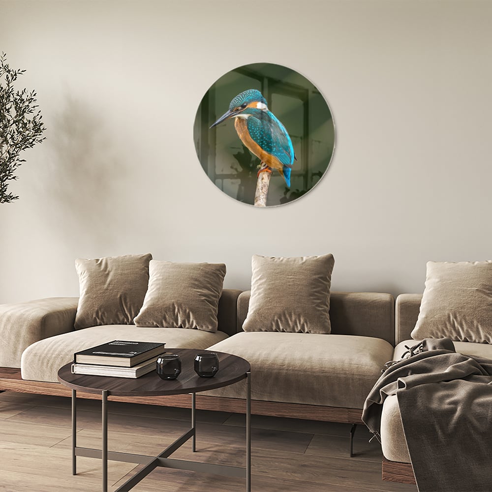 Een glazen schilderij van een ijsvogel die op een tak zit, kleurrijk en gedetailleerd.