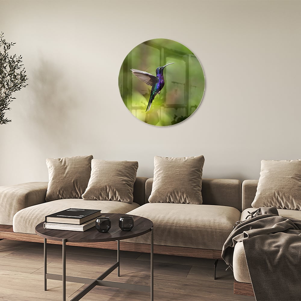 Een glazen schilderij van een kolibrie die vloog voor een groene achtergrond in een lichte kamer.