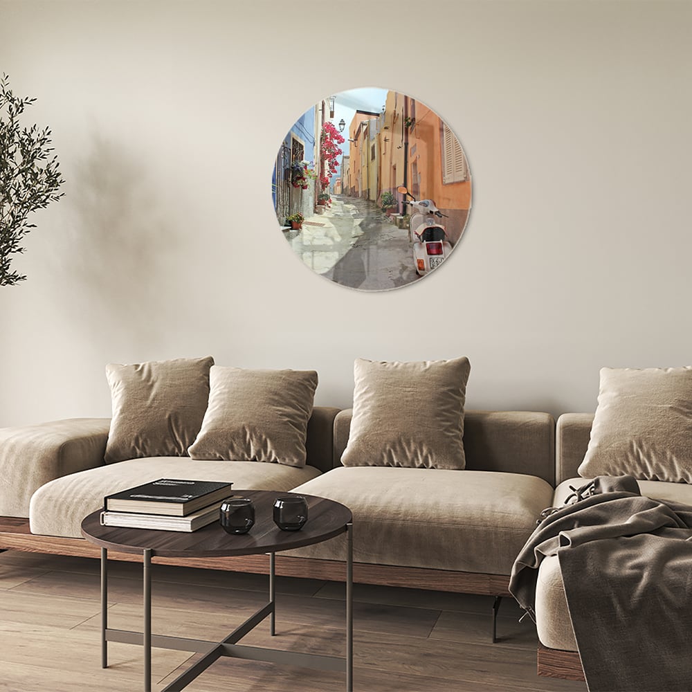 Glazen schilderij van een kleurrijke straat met een Vespa en bloeiende planten.