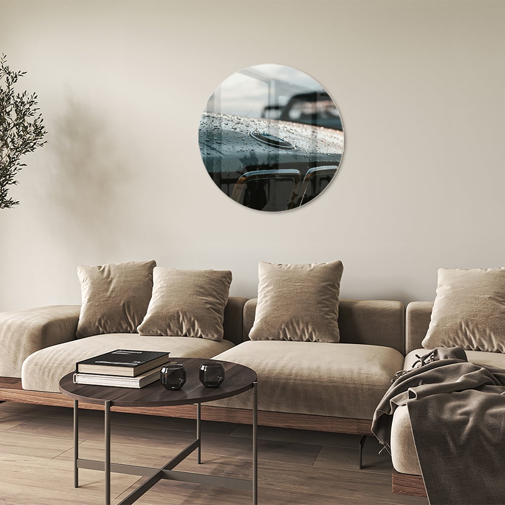 Glazen schilderij van een natte autoruit in een modern interieur