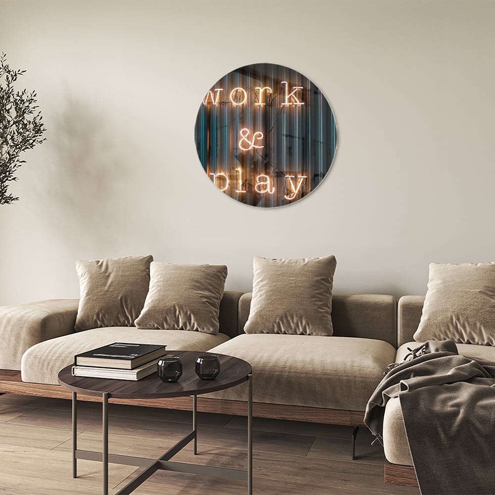 Glazen schilderij met de woorden 'Work & Play' in sfeervolle verlichting.