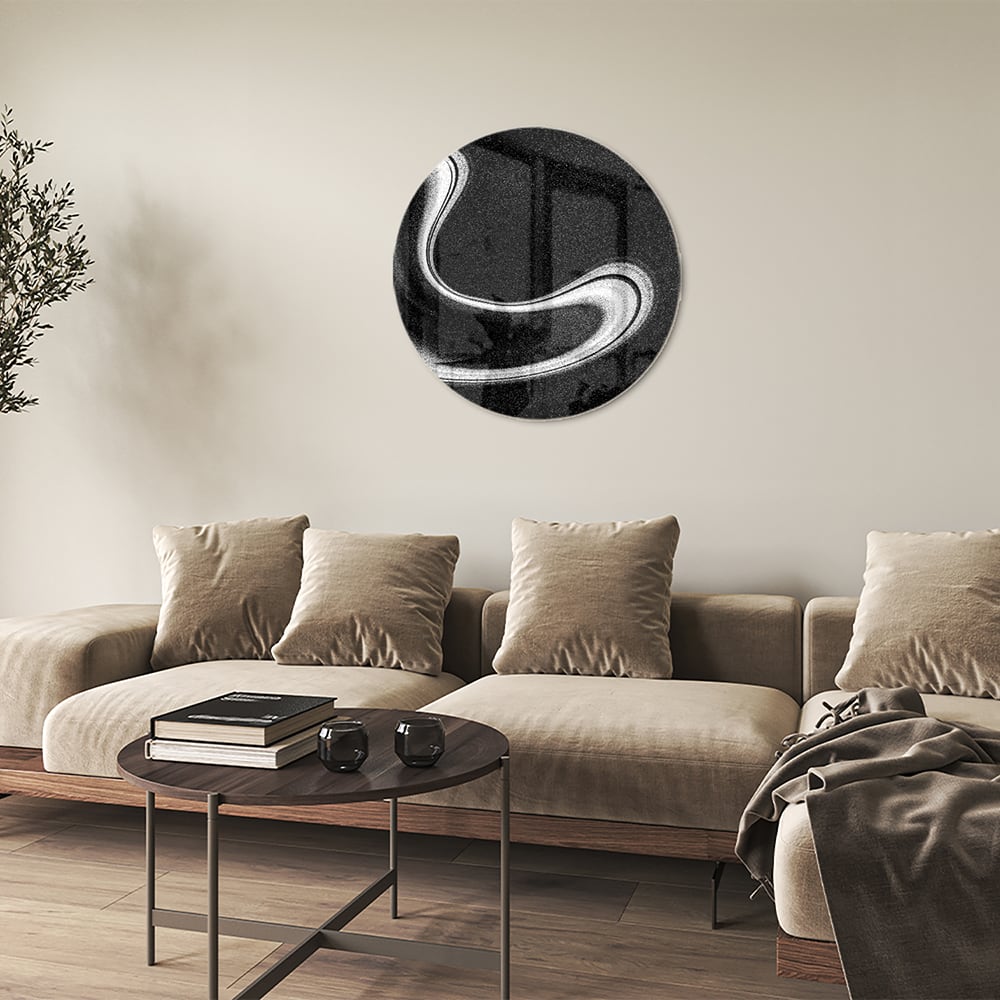 Zwart-wit glazen schilderij met abstracte golven, geschikt voor moderne interieurs.