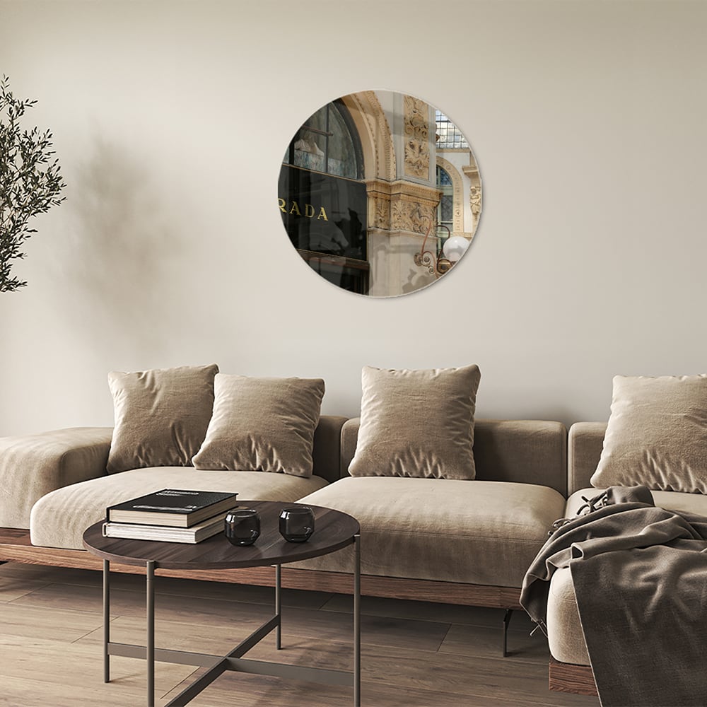 Glazen schilderij van een luxe boetiek met elegante details