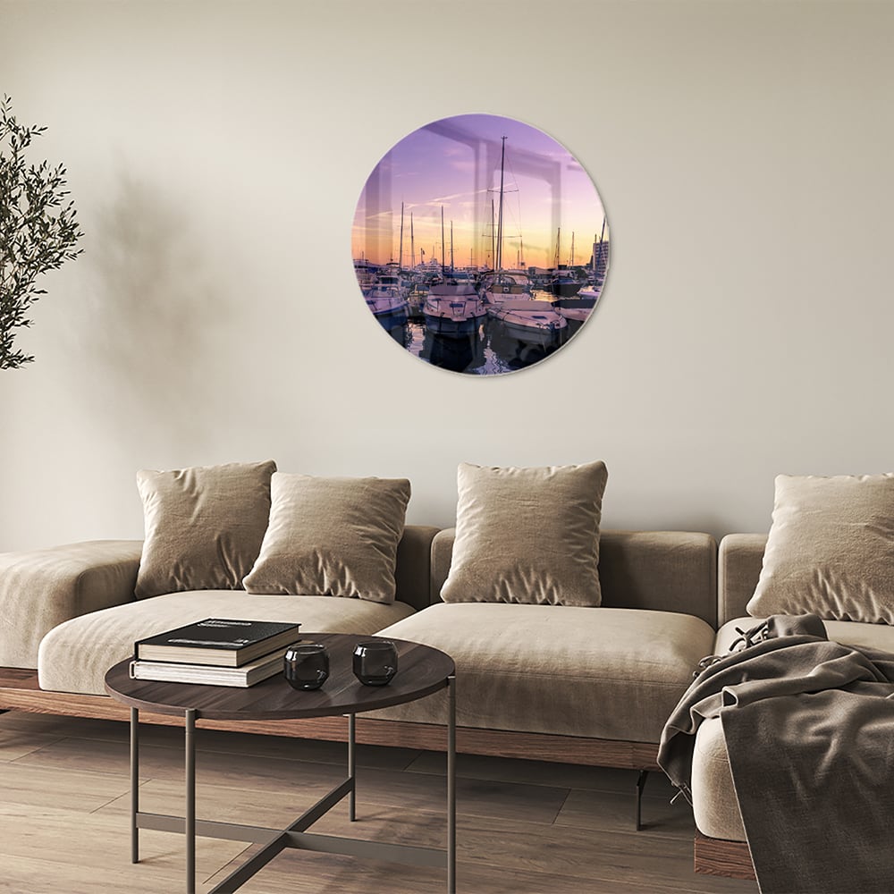 Glazen schilderij van een zonsondergang bij de haven met boten