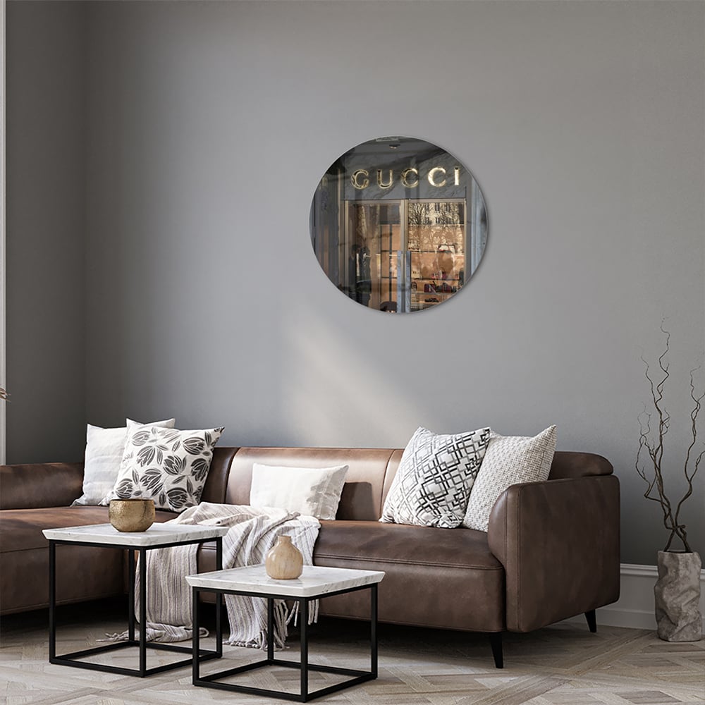 Elegant glazen schilderij van de Gucci etalage in een modern interieur.