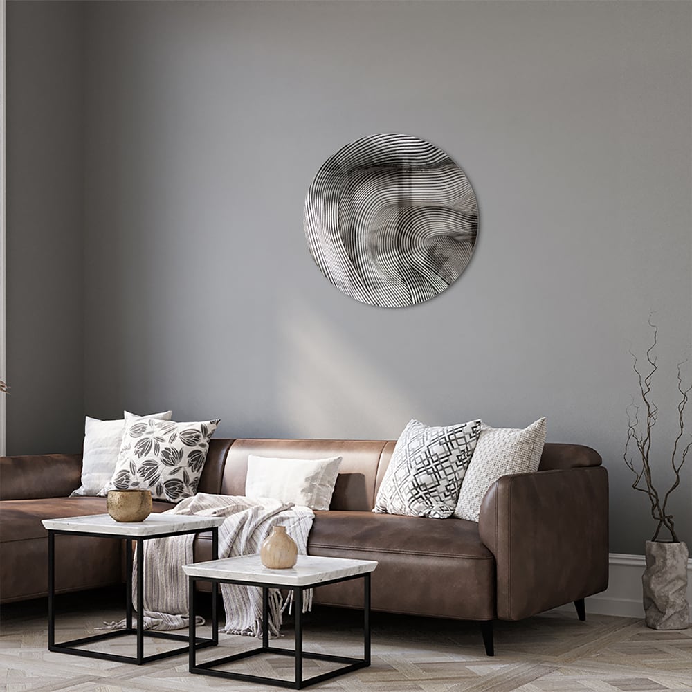 Abstract glazen schilderij met golvende lijnen in een lichte ruimte
