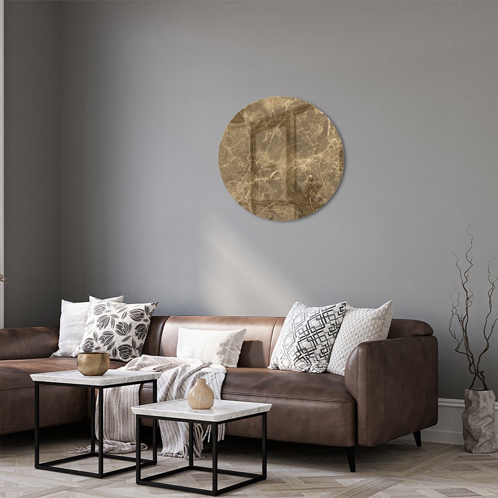 Goudkleurig glazen schilderij met marmer effect aan de muur