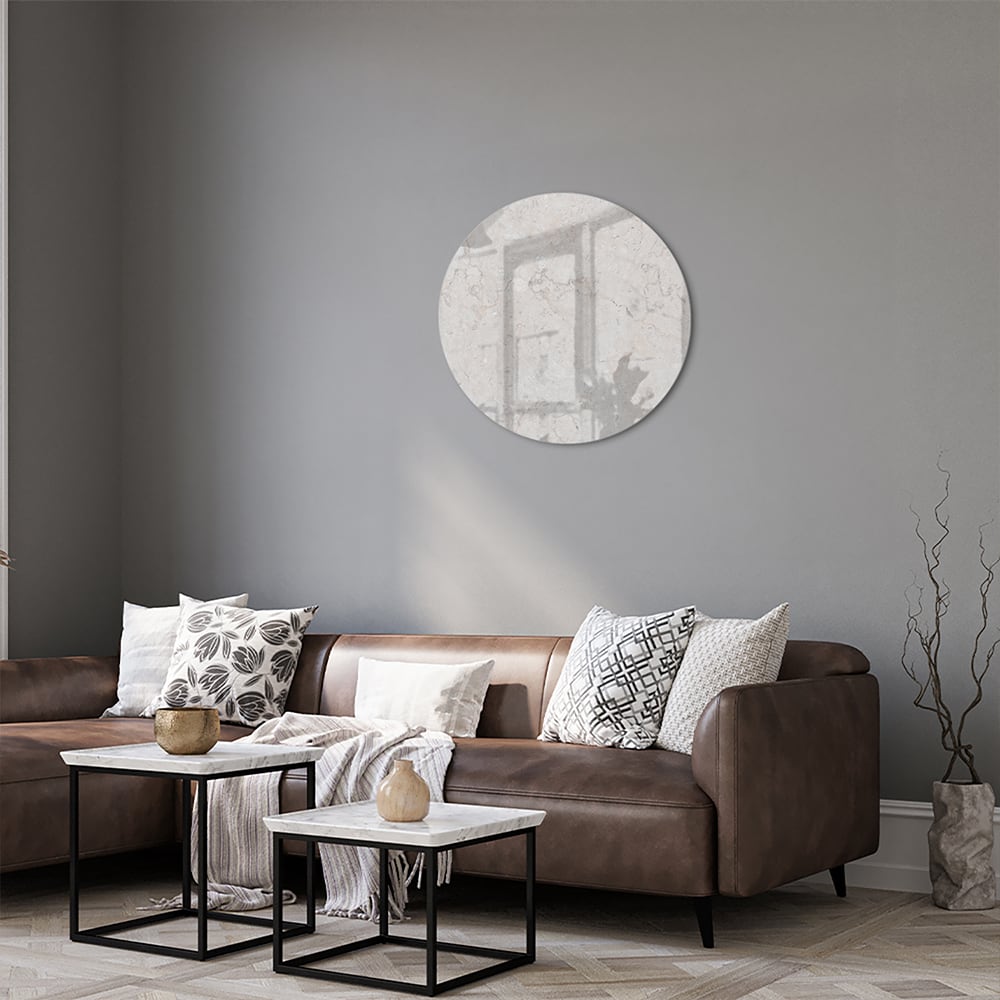 Abstract glazen schilderij met lichte marmerlook aan de muur in een modern interieur