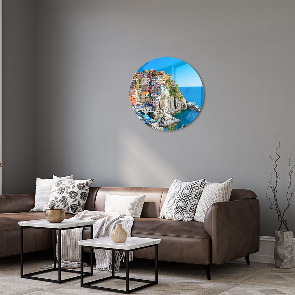 Glazen schilderij van een kleurrijke kustlijn met huizen aan de zee