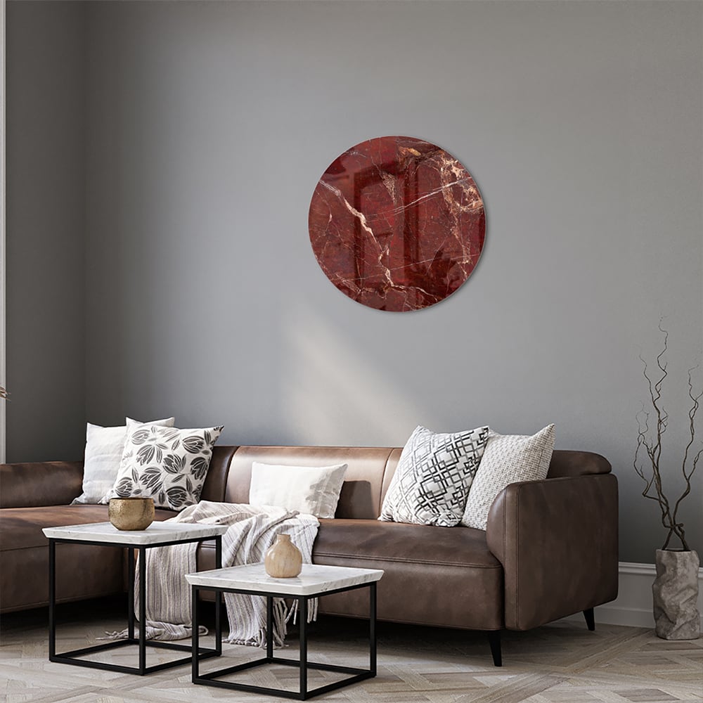 Rood glazen schilderij met marmerlook aan de muur boven een houten kast