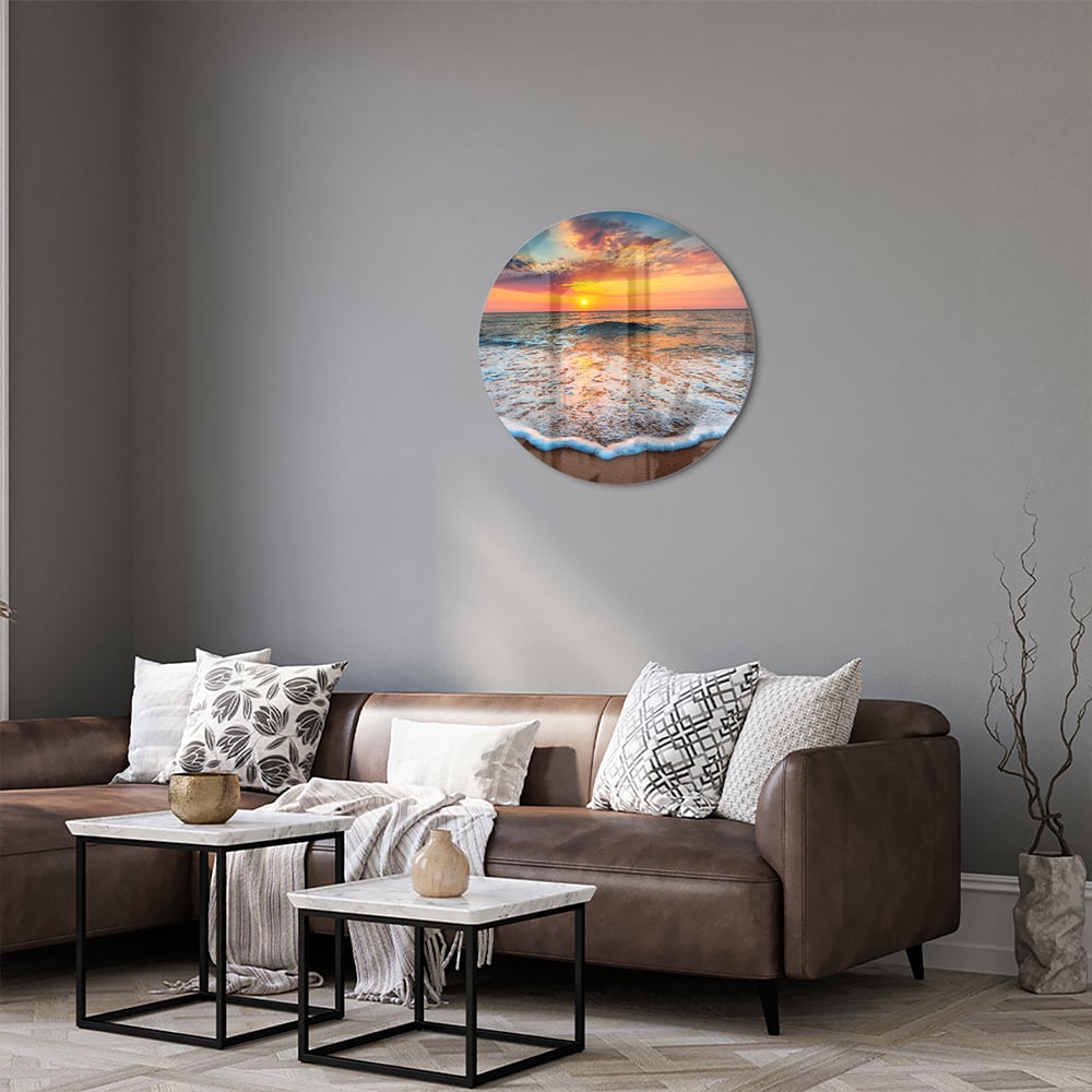 Glazen schilderij van een zonsondergang boven de zee met een warme kleurenpalet.