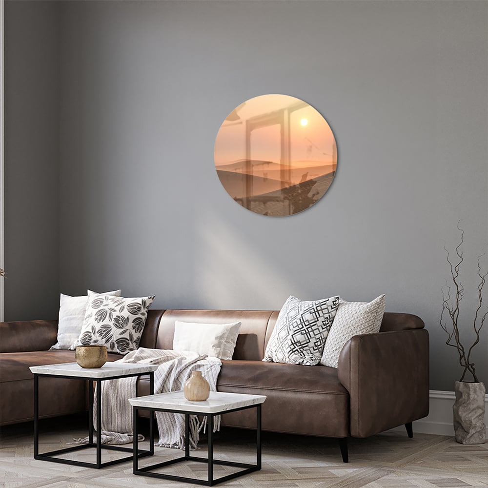 Glazen schilderij van een zonsondergang met warme kleuren in een modern interieur.