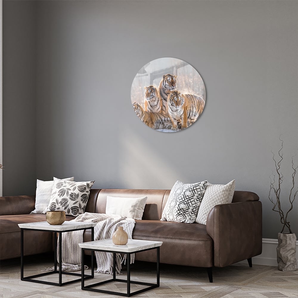 Glazen schilderij met drie tijgers in een moderne woonkamer.