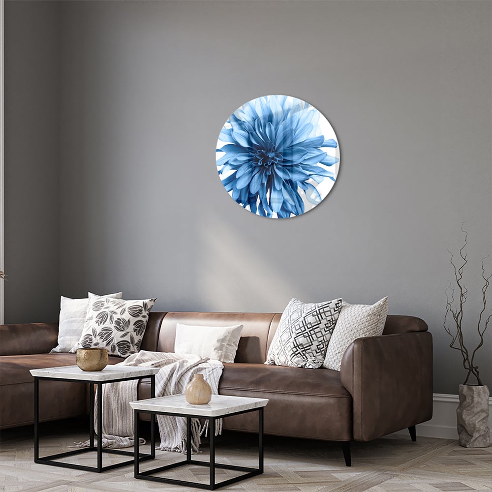 Glazen schilderij van een blauwe bloem in een moderne woonkamer