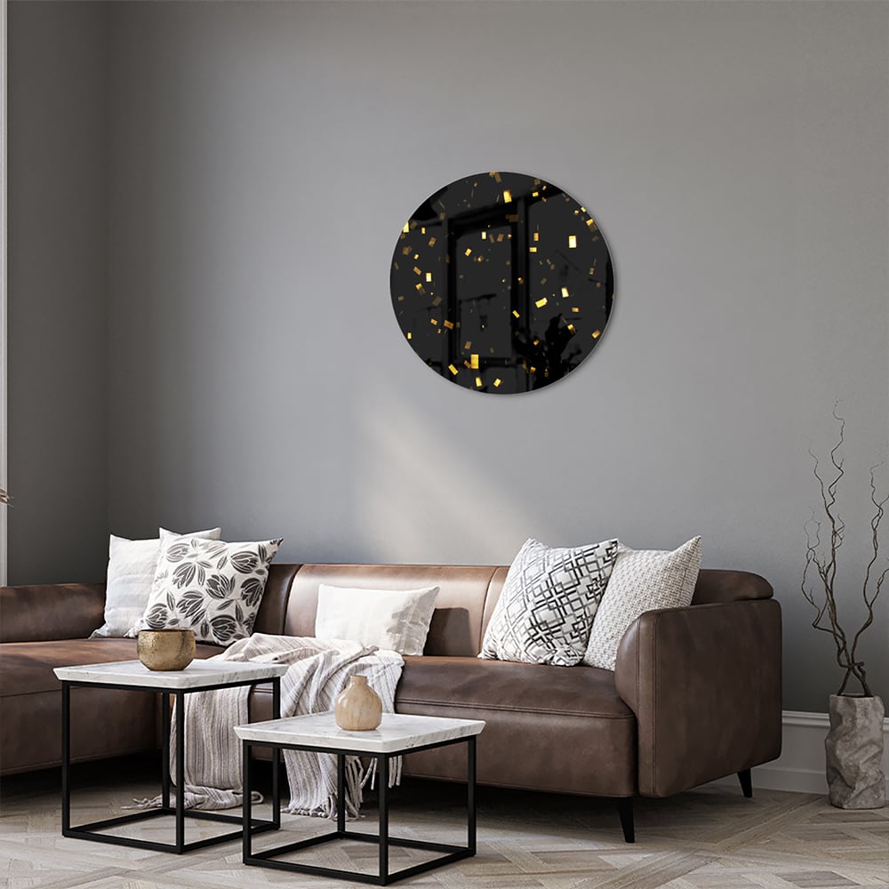 Zwart glazen schilderij met gouden confetti aan de muur in een stijlvolle woonkamer