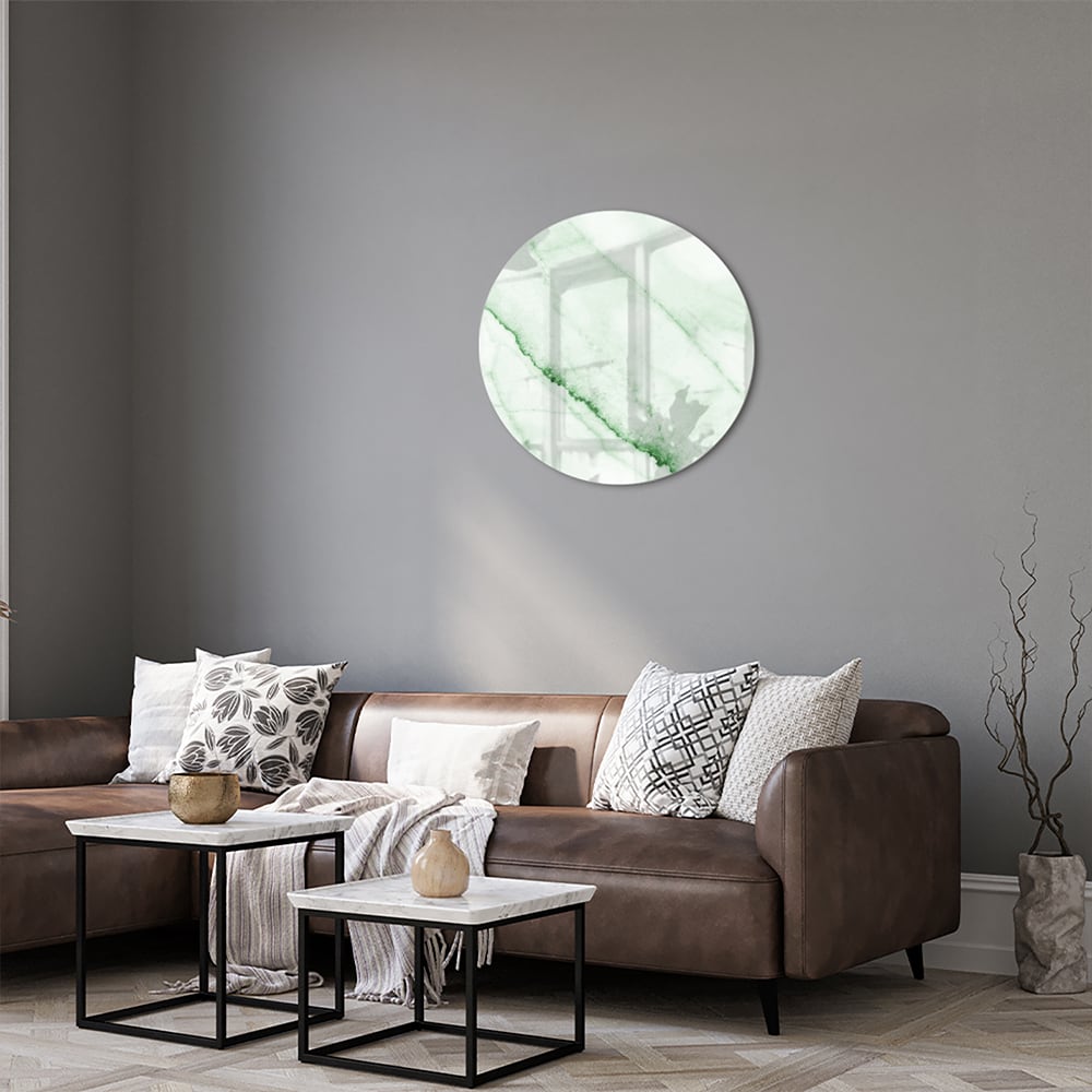 Glazen schilderij met een groene marmerlook aan de muur in een moderne woonkamer.