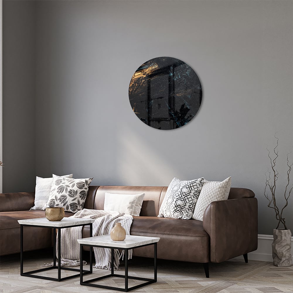 Abstract glazen schilderij met gouden en zwarte accenten aan de muur.