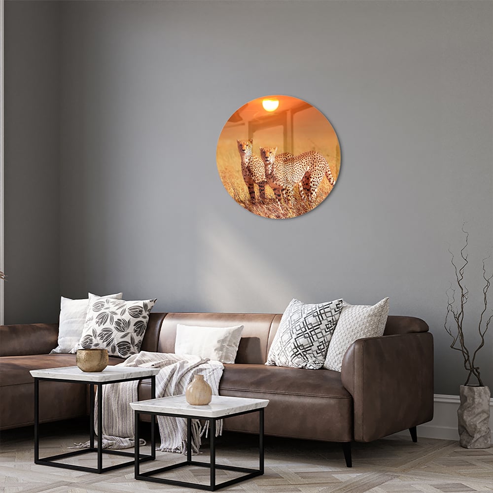 Glazen schilderij van twee cheeta's in een gouden savanne bij zonsondergang.