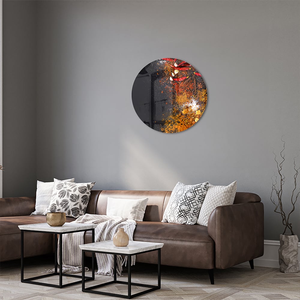 Abstract glazen schilderij met warme kleuren hangt aan de muur